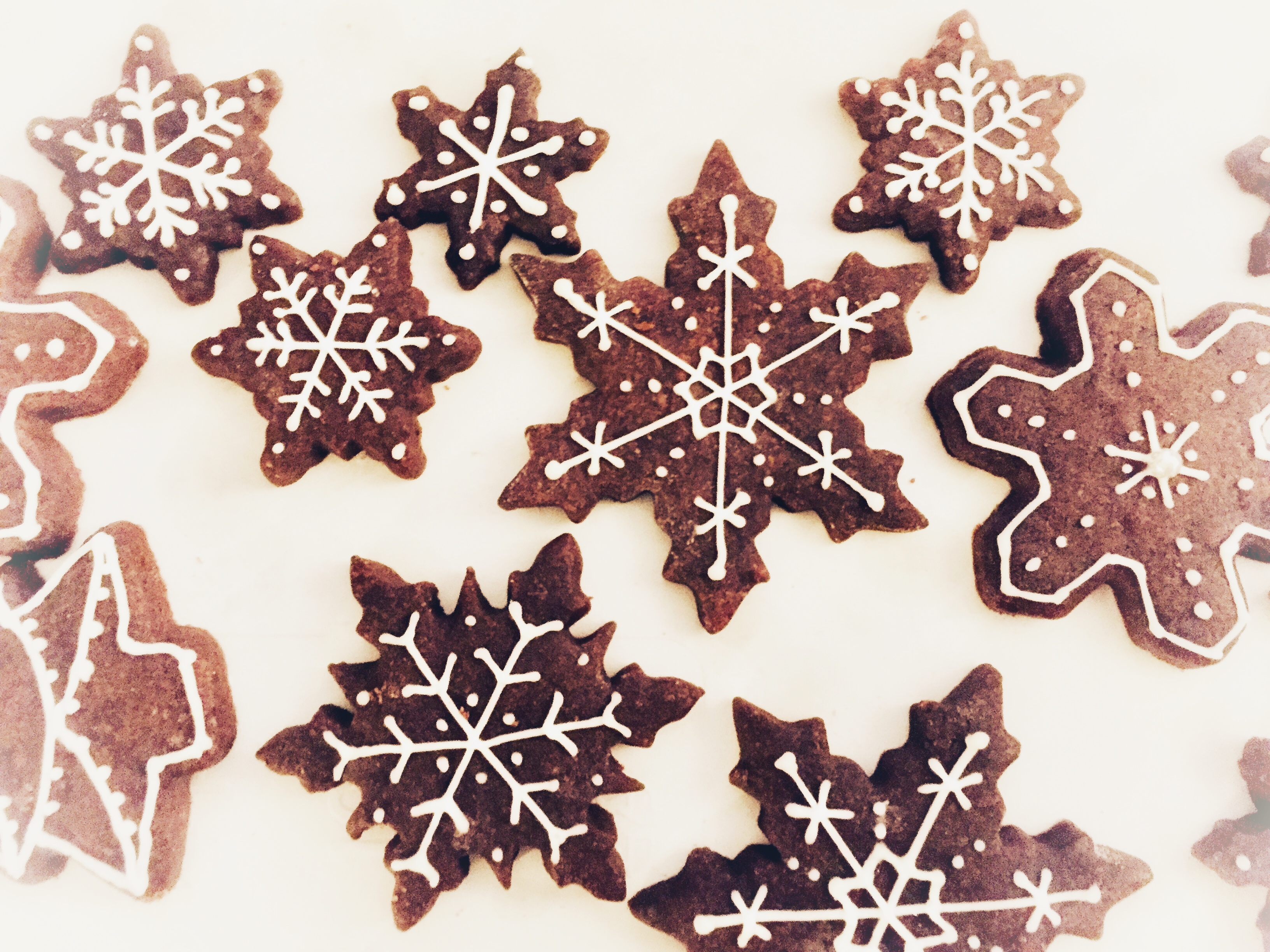 Biscotti di Natale: Sablée al cacao decorati con ghiaccia reale
