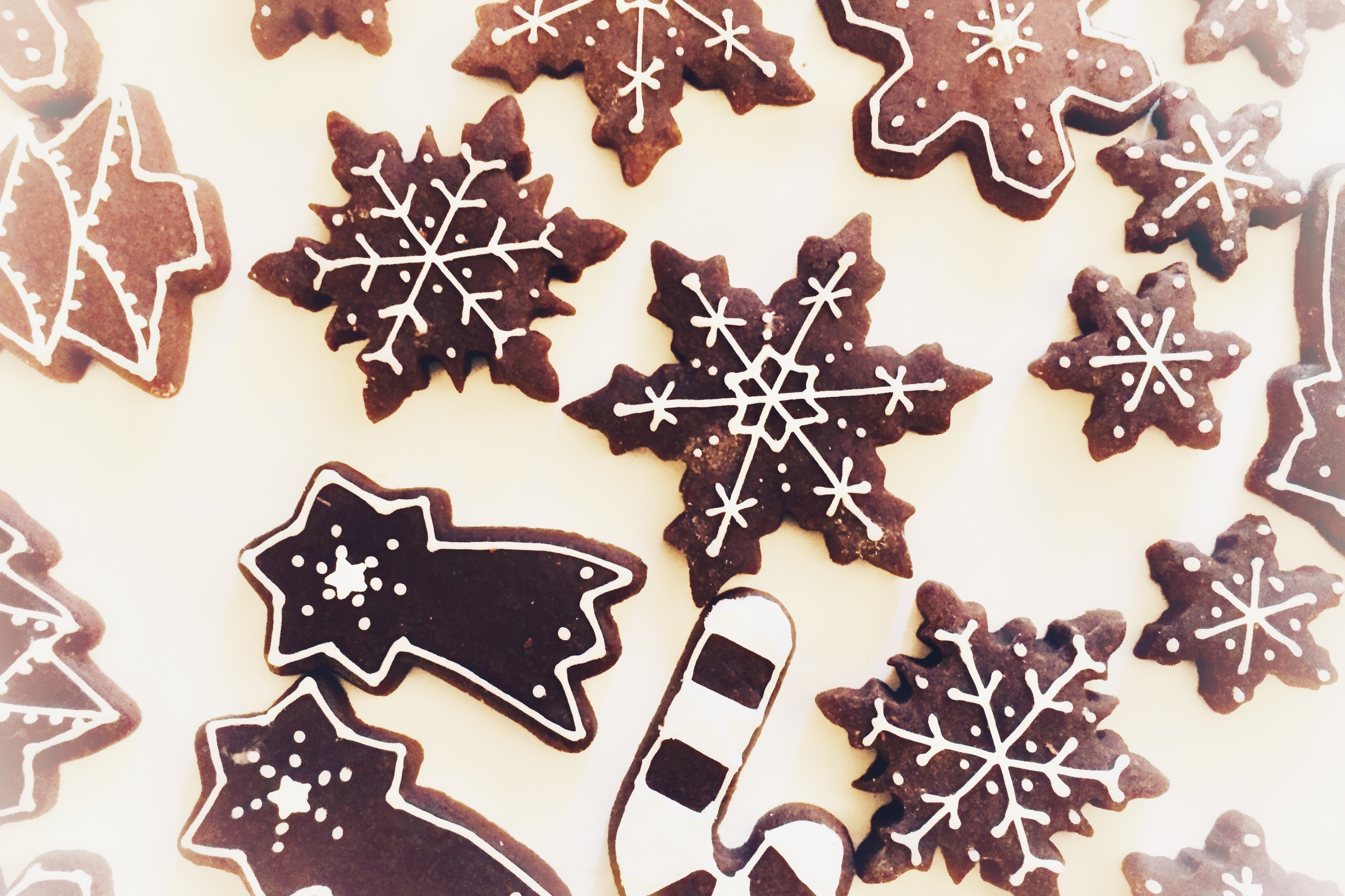 Biscotti di Natale: Sablée al cacao decorati con ghiaccia reale